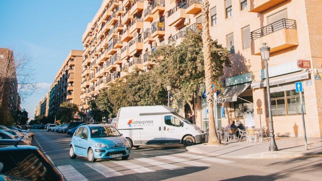 València ampliará las zonas de carga y descarga y experimentará con puntos de concentración