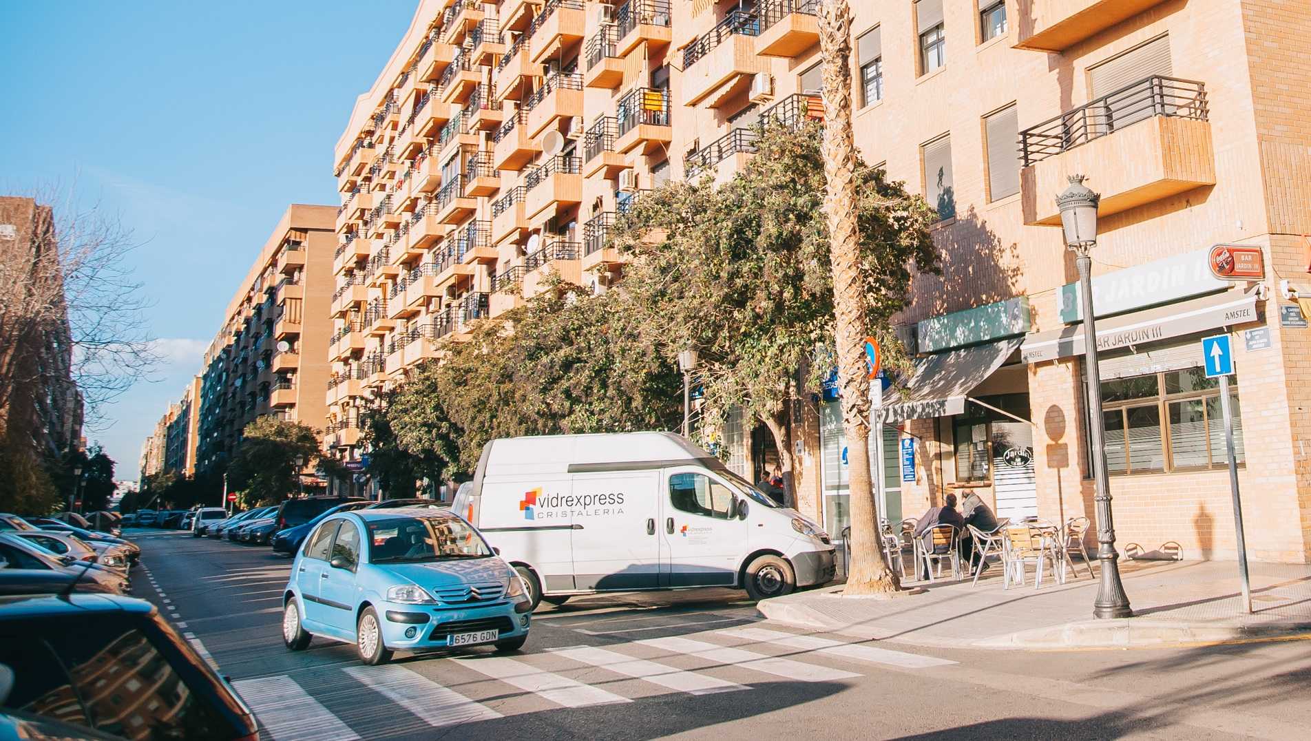 Un vehículo comercial, aparcado en una zona de carga y descarga del barrio de Malilla. Foto: KIKE TABERNER - 