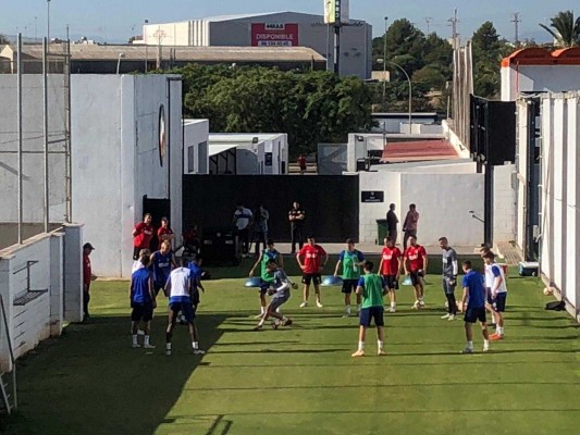 Gayà se ejercita en el gimnasio en una sesión con la visita de Murthy y Alemany