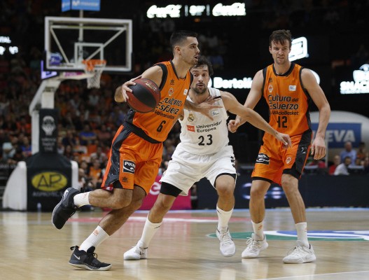 Un tercer cuarto desastroso condena al Valencia Basket ante el campeón (70-88)