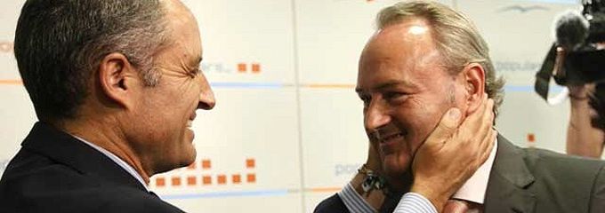 Camps abraza a Fabra tras dimitir como presidente de la Generalitat y del PPCV - 