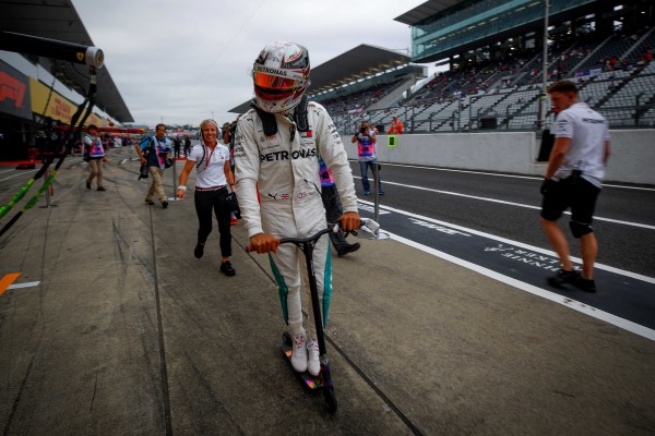 Hamilton se divierte asustando a Vettel en Japón

