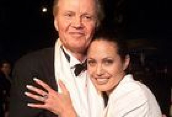 Angelina Jolie y su padre Jon Voight entierran el hacha de guerra