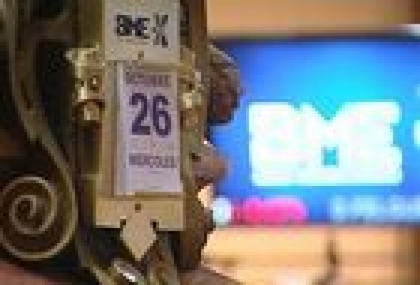 El Ibex 35 retrocede un 0,53%, pero aguanta arriba del 8.800