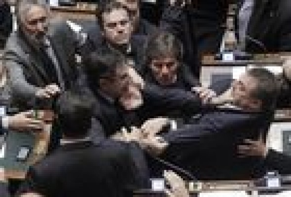 Italia trata de convencer a Europa mientras sus diputados llegan a las manos por las reformas