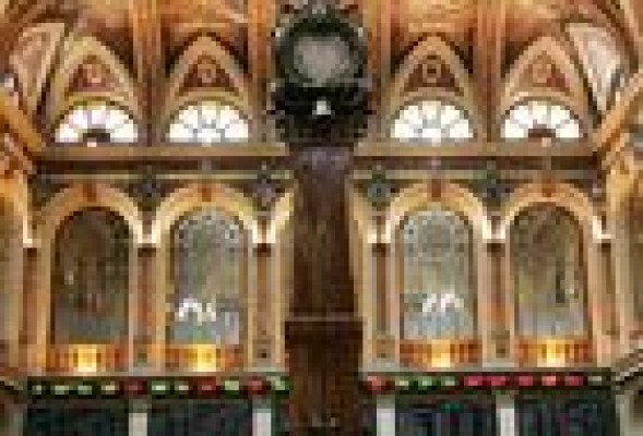 El Ibex 35 arranca subiendo un 0,9% y ronda el 8.800