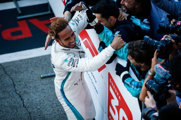 Hamilton vence y ´roza´ el Mundial con las manos