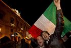 Miles de italianos celebran por las calles la dimisión de Silvio Berlusconi