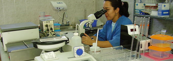 La Universitat de València y Lilly firman el primer acuerdo para desarrollar fármacos