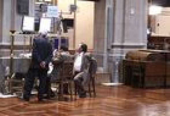 El Ibex 35 acaba cediendo un 1,6% y salva el 8.200