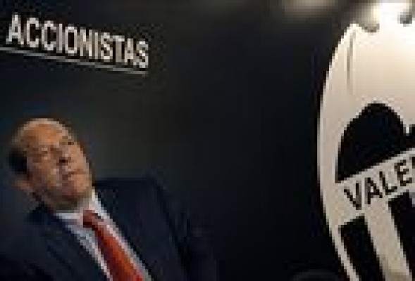Una decena de representantes de futbolistas tiene 10.000 acciones del Valencia CF