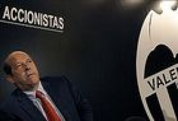 Una decena de representantes de futbolistas tiene 10.000 acciones del Valencia CF