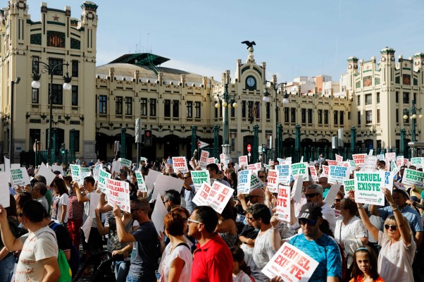 Valencianos y aragoneses piden en una marcha 