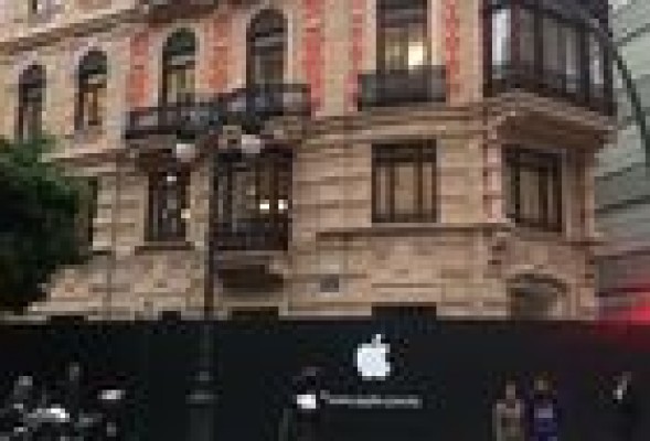 La manzana de la Apple Store ya luce en Valencia