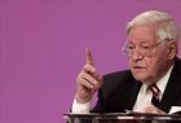 El excanciller Schmidt niega que el euro <br />esté en crisis y llama <br />a la solidaridad