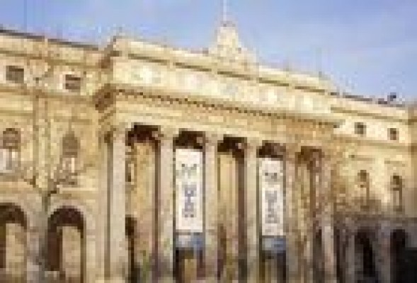 Se mantienen las ganancias en bolsa a media sesión