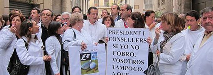 Unos mil farmacéuticos se manifiestan en Valencia por los impagos de la Generalitat