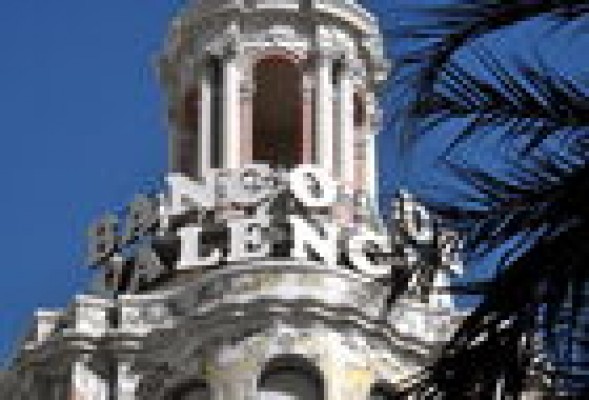 Los bancos reducen su beneficio un 15%