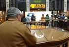 El Ibex 35 abre al alza y la prima cae hasta los 345 puntos