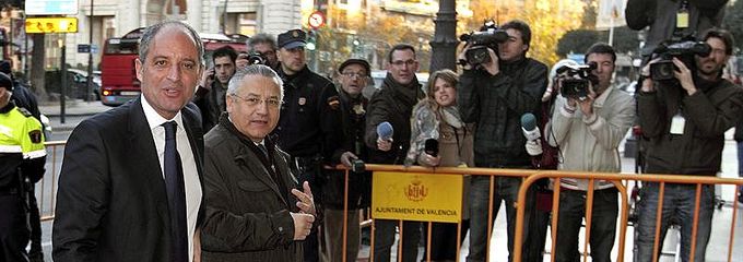 Francisco Camps, acompañado por el concejal Miquel Dominguez - 