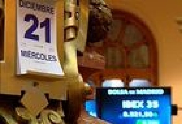 Desilusión al cierre bursátil: el Ibex cae un 0,9% y la prima se dispara