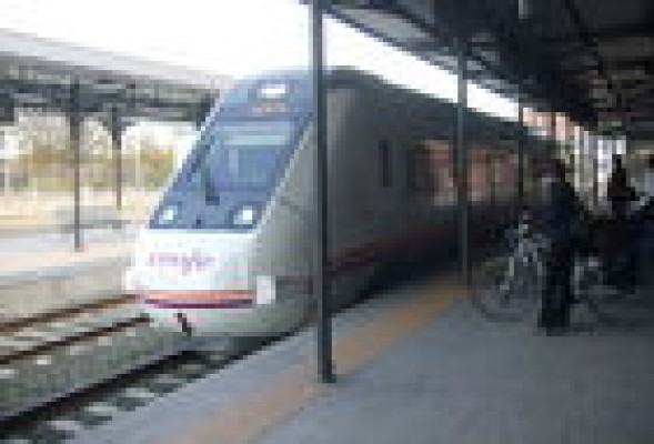 El 73 % de los trenes AVE y de larga distancia operarán el viernes