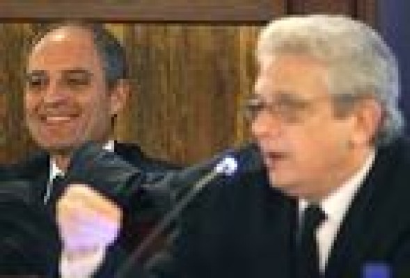 El juez amenaza a <strong>Camps</strong> con expulsarle de la sala por no guardar silencio y hacer gestos