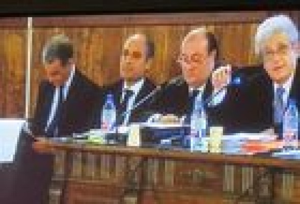 El juez ordena que <strong>Camps</strong> y <strong>Costa</strong> cambien de sitio en el juicio por no guardar silencio