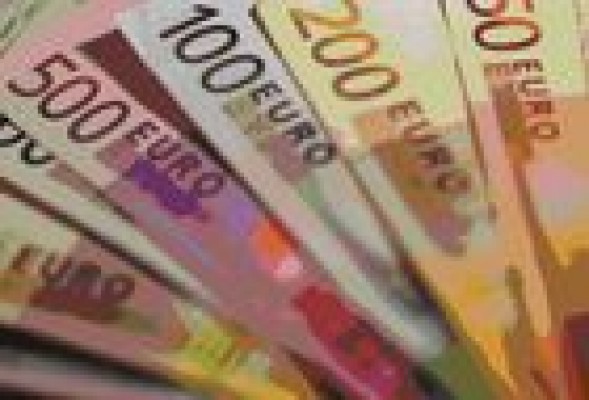 El euro cumple diez años con balance positivo, pese al alza de precios