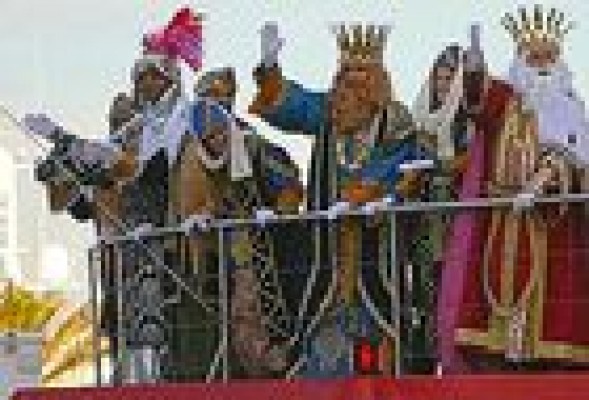Diez toneladas de caramelos, 42 carrozas y 2.200 participantes en la cabalgata de Reyes en Valencia