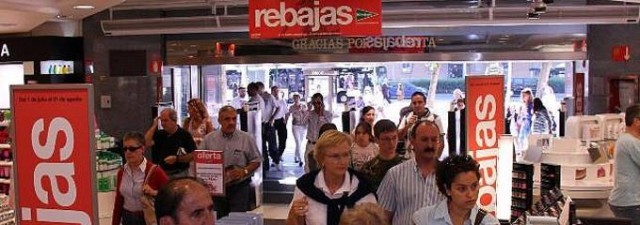 Cada valenciano gastará una media de 95 euros en las rebajas, cinco más que en 2011
