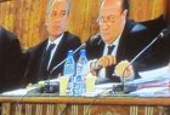 Climent pide a Camps que deje el utilizar el móvil durante las declaraciones