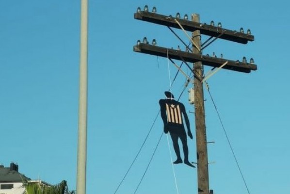Investigan la aparición de muñecos con esteladas colgados en las afueras de Valencia