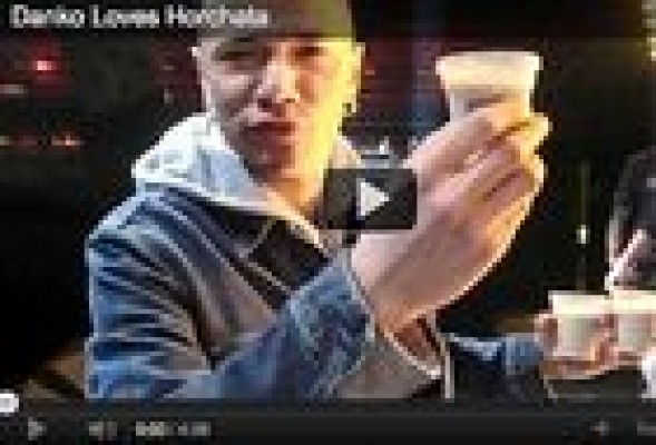 Danko Jones vuelve a mostrar su pasión por la horchata valenciana durante un concierto de hard rock