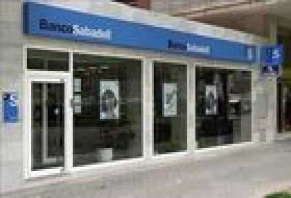 Un fondo británico vende cuarenta sucursales arrendadas a Banco Sabadell