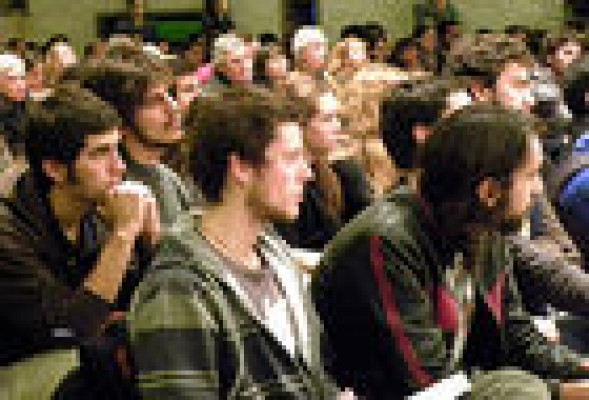 Propone un contrato para menores de 30 años con sueldos más bajos y despido más barato