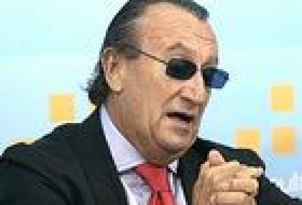 Colomer contrasta los 300.000 euros de la estatua de Fabra con los 