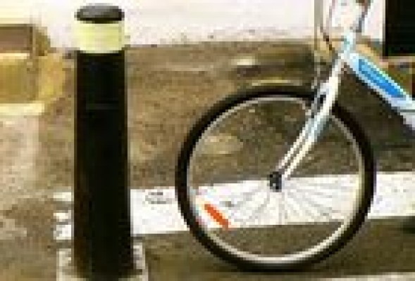 Los primeros bolardos de caucho reciclado 