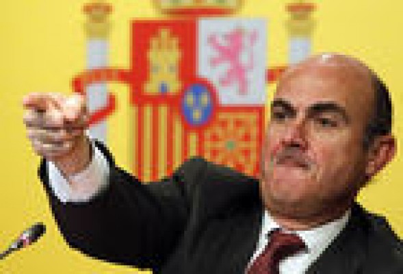 Luis de Guindos apunta y dispara a los periodistas con la reforma financiera