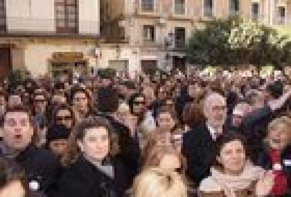 Manifestantes con corbata