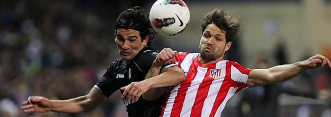 Tino Costa y Diego pugnan por un balón - 