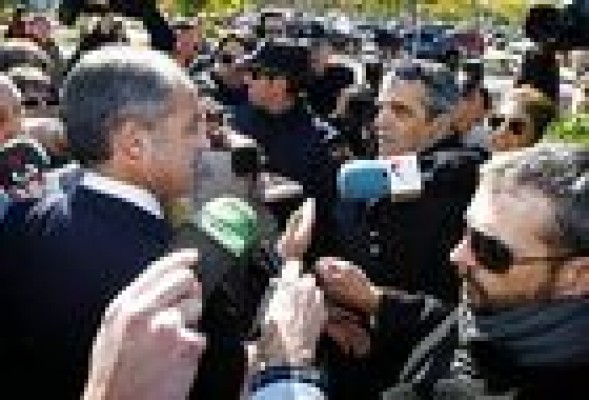 Camps defiente su tesis doctoral entre protestas y arropado por exmiembros del Consell