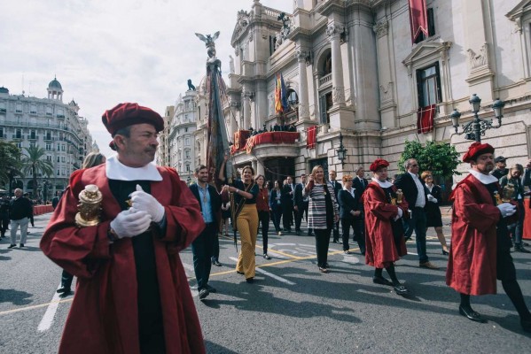La Procesión Cívica recupera la normalidad con un recorrido de la Senyera entre aplausos y vítores