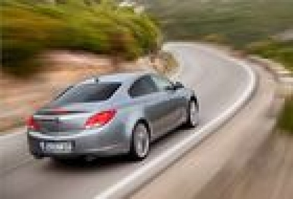 Opel Insignial continúa ampliando su gama