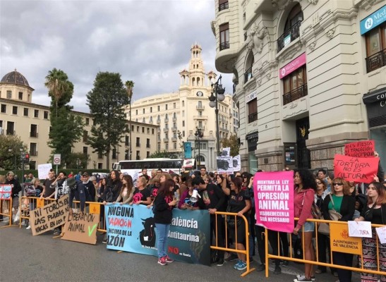 Manifestantes antitaurinos rechazan los festejos del 9 d'Octubre por albergar 