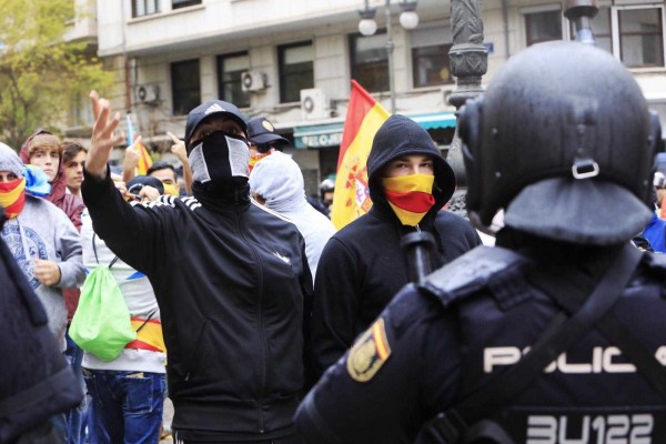 Tensión en València: España 2000 tira gas pimienta e intenta saltarse el cordón policial