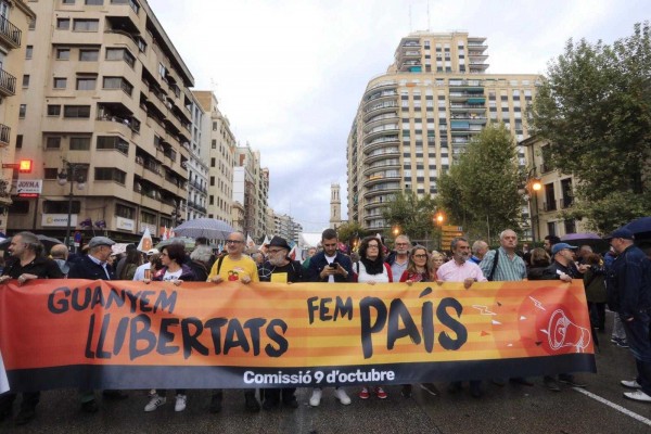 
La manifestación por la Comissió 9 d'Octubre avanza con tensión y blindada por la Policía
