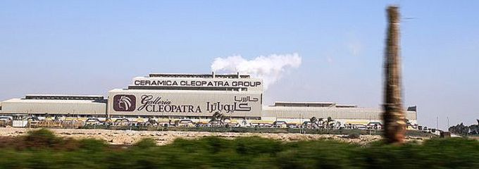 Dos empleados de Esmalglass y Cretaprint, retenidos en una fábrica de azulejos de El Cairo