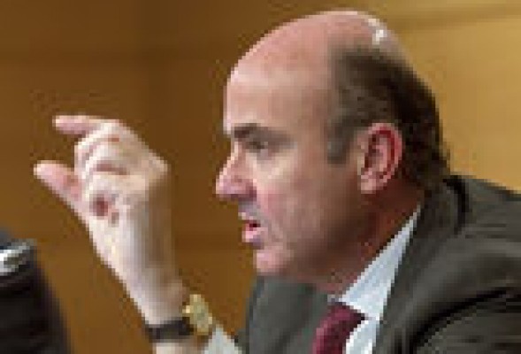 De Guindos asegura que basta con que el crédito no caiga o crezca 