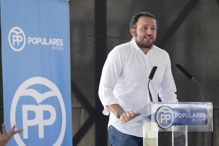 El PP de Elche exige la dimisión de la edil y conseller de Educación 